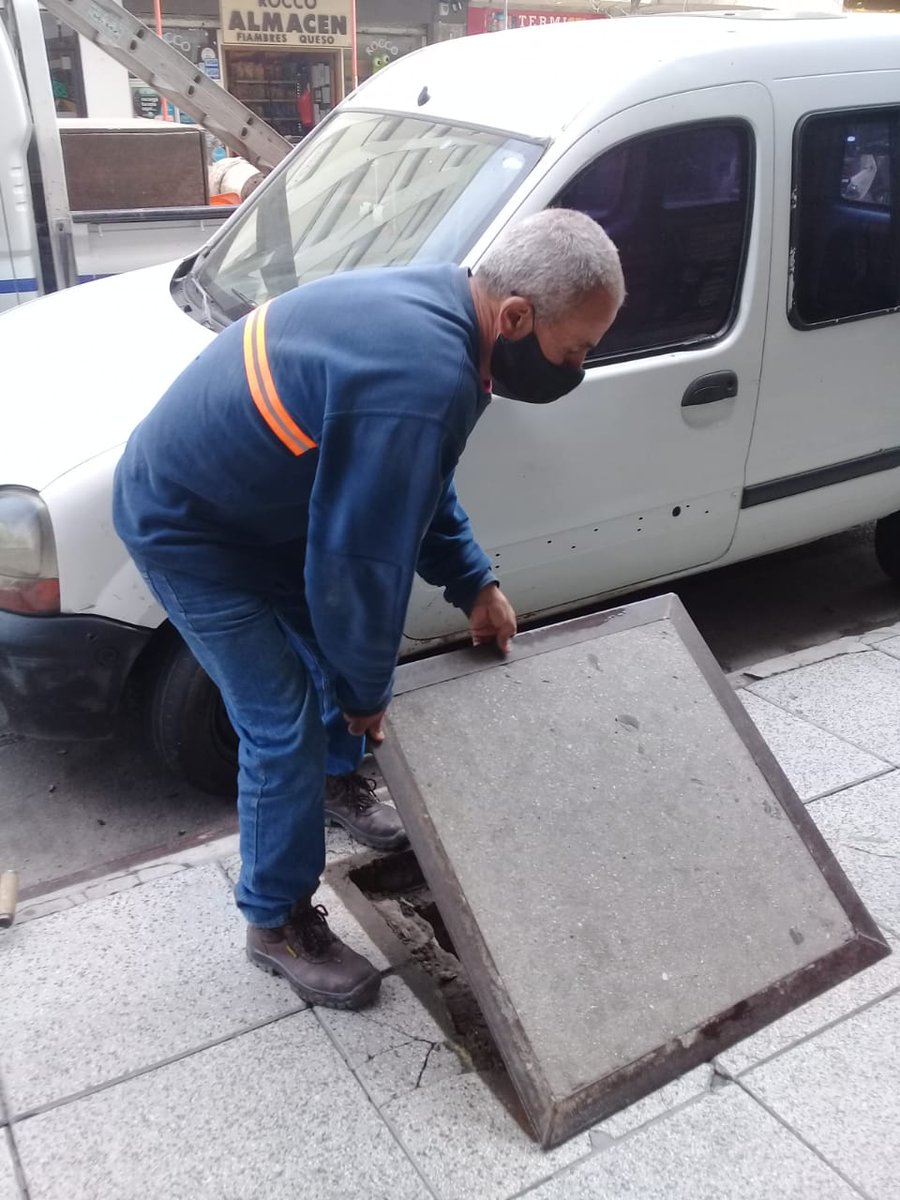 PRENSAOSSE's tweet photo. 🔰 #VTerminal Este viernes intervenimos con mejoras sobre el sistema pluvial en el barrio.
✅ En sector de Alberti y Las Heras repusimos tapas de cámaras y despejamos de residuos las bocas de acceso para un correcto escurrimiento del agua de lluvia ✔️ https://t.co/LEPcVV8iOL