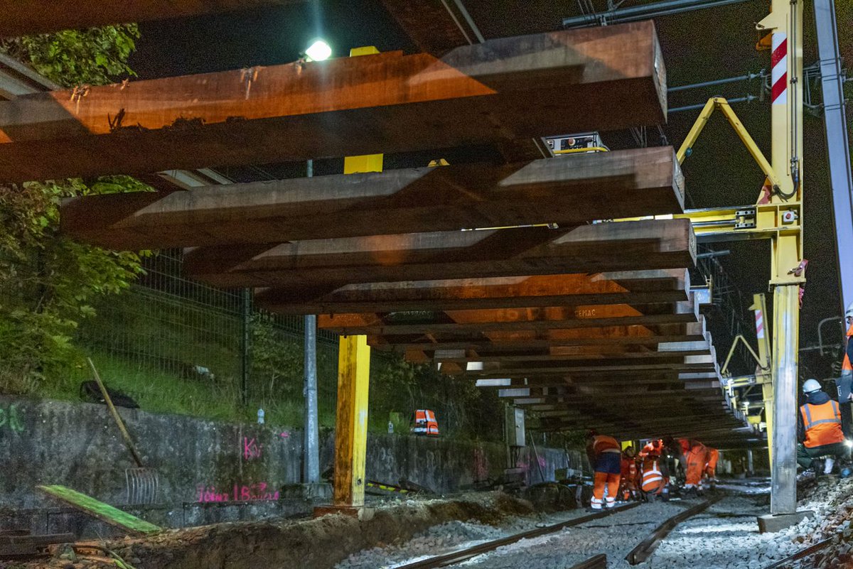 RER_A's tweet photo. [#Travaux ⚠️🚧] Depuis mercredi, des équipes travaillent pour le renouvellement de sept appareils de voie entre Sucy-Bonneuil et Boissy-Saint-Léger, de l'armement complet du pont de Marne et de plus de 300 m de voies et ballast. #RERA https://t.co/lexau6ntR4