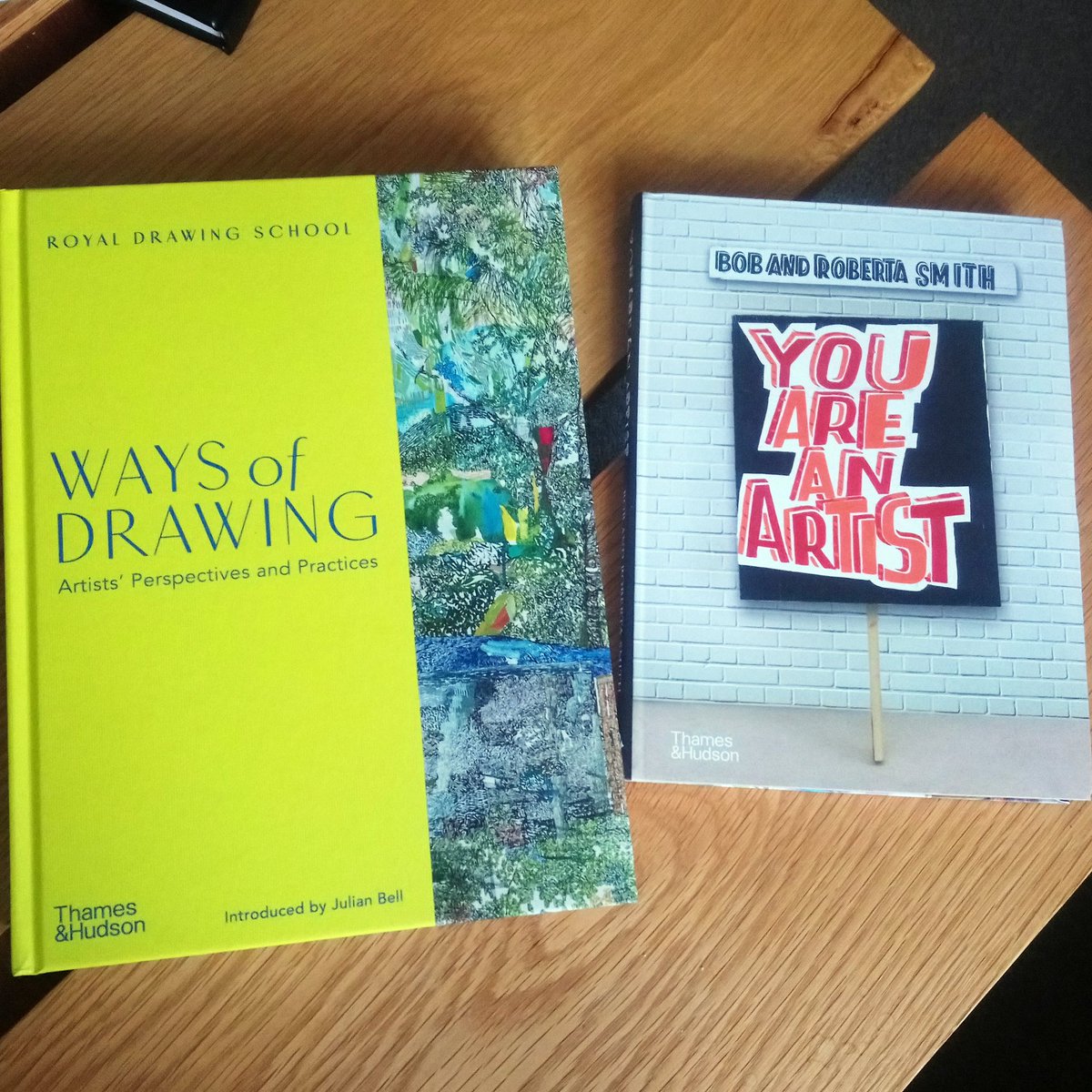 robb_anna's tweet photo. Just received this delivery from @thamesandhudson after watching @BobandRoberta do readings on Tuesday - really looking forward to exploring these books! Hoping they give me a bit of a creative push as it is much needed!

#arteducation #youareanartist #drawing #waysofdrawing https://t.co/qY0ZSaSlBQ