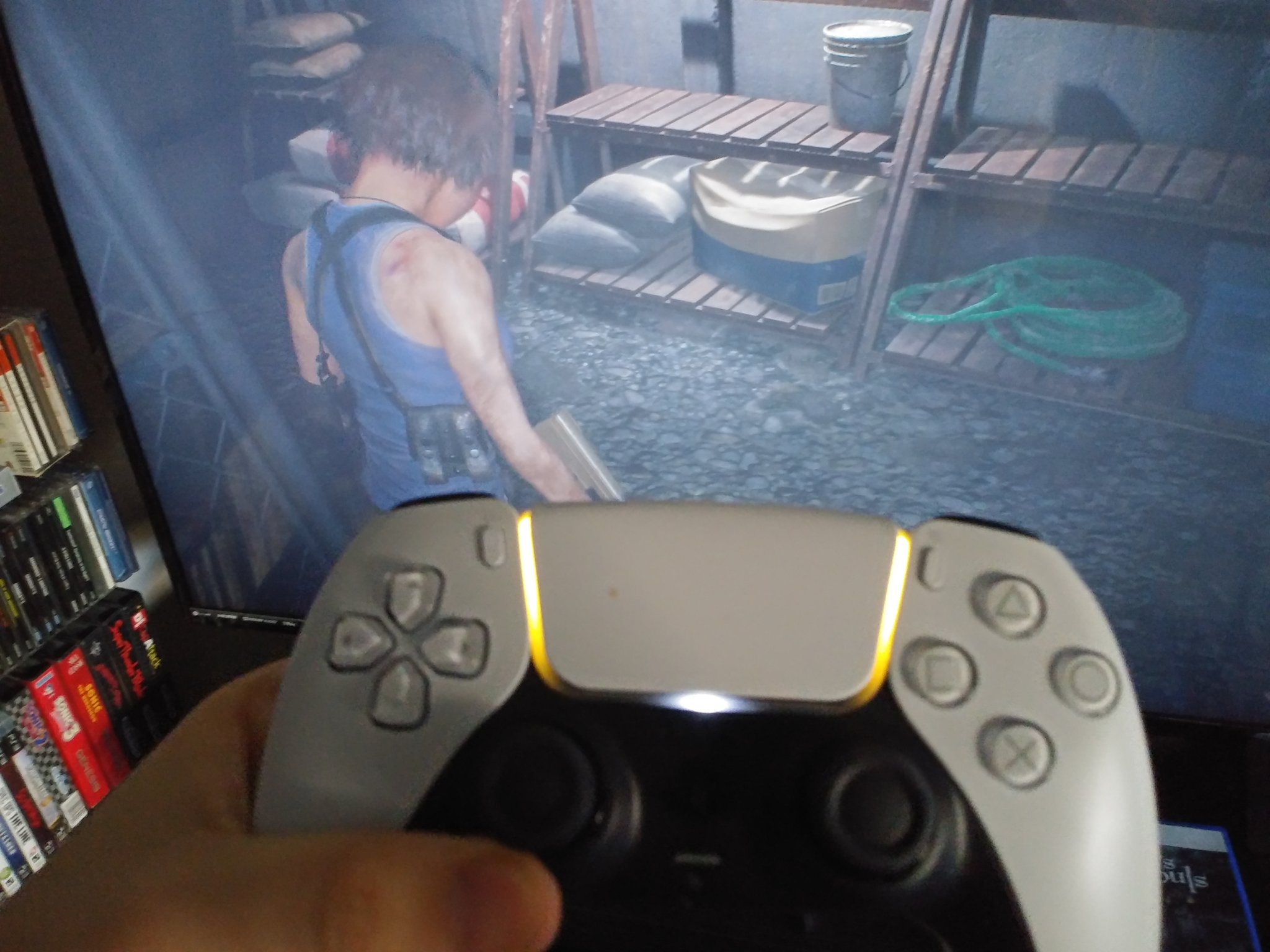 Пабг на пс5. Resident Evil джойстик. Resident Evil Gamepad PS. Джойстик ps5 с подсветкой. Геймпад для Resident Evil.