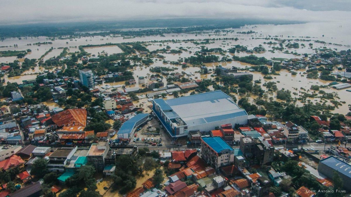 tokyoslwt's tweet photo. WATER WILL CONTINUE TO RISE FOR THE NEXT FEW HOURS. HOUSES ARE SUBMERGED AND THEY DON'T HAVE ENOUGH RESCUERS. PEOPLE LIVES ARE AT RISK. THEY NEED US. THEY NEED OUR HELP.

#CagayanNeedsHelp https://t.co/6hivswvJ1T