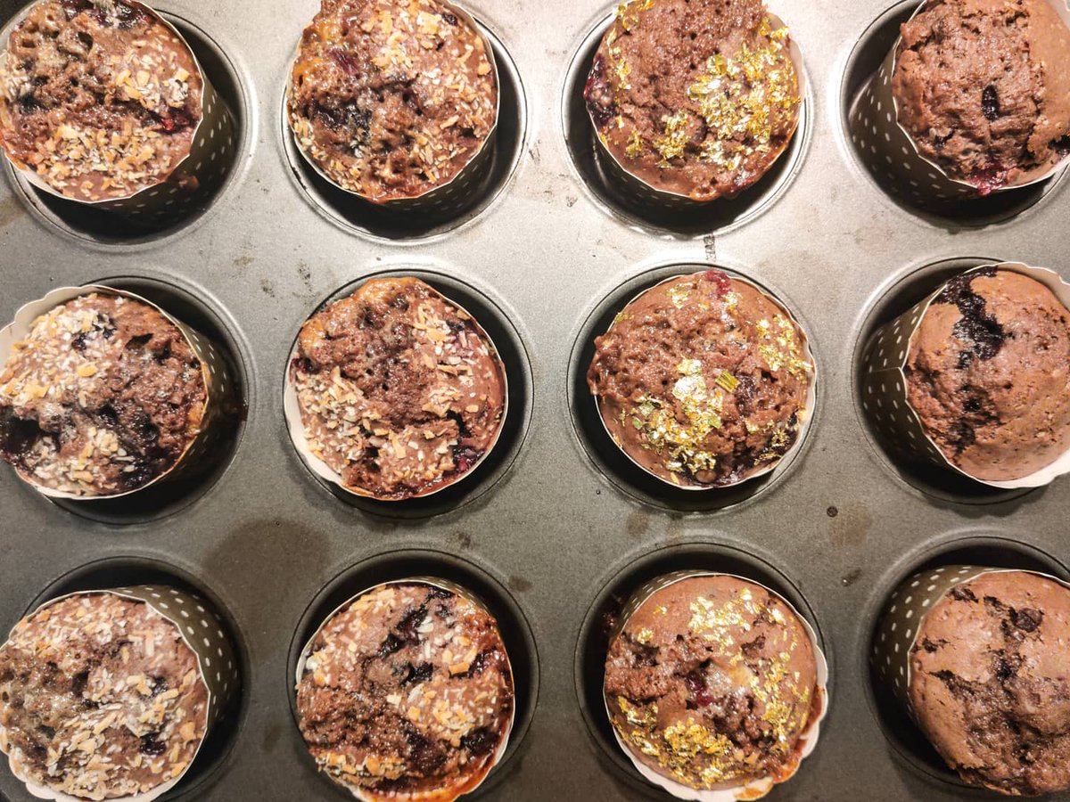 AT0MAC's tweet photo. I have layers like #shrek ~ #doyouknowthemuffinman 🤚 it's me
#homebaked #blueberrymuffins with #marshmallows inside and either #coconut or #gold (yes gold @RareLtd ) on top 🤤
#hjemmebagt #kager #skumfiduser https://t.co/1Fddx8LNTE