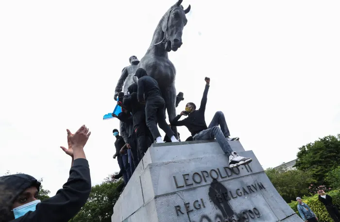 There's a massive statue of King Leopold II next to the Royal Palace in Brussels. When post-George Floyd protests against racism, police brutality and Belgium's horrific exploitation of Congo erupted this summer, demonstrators came for him. THREAD (1/n)