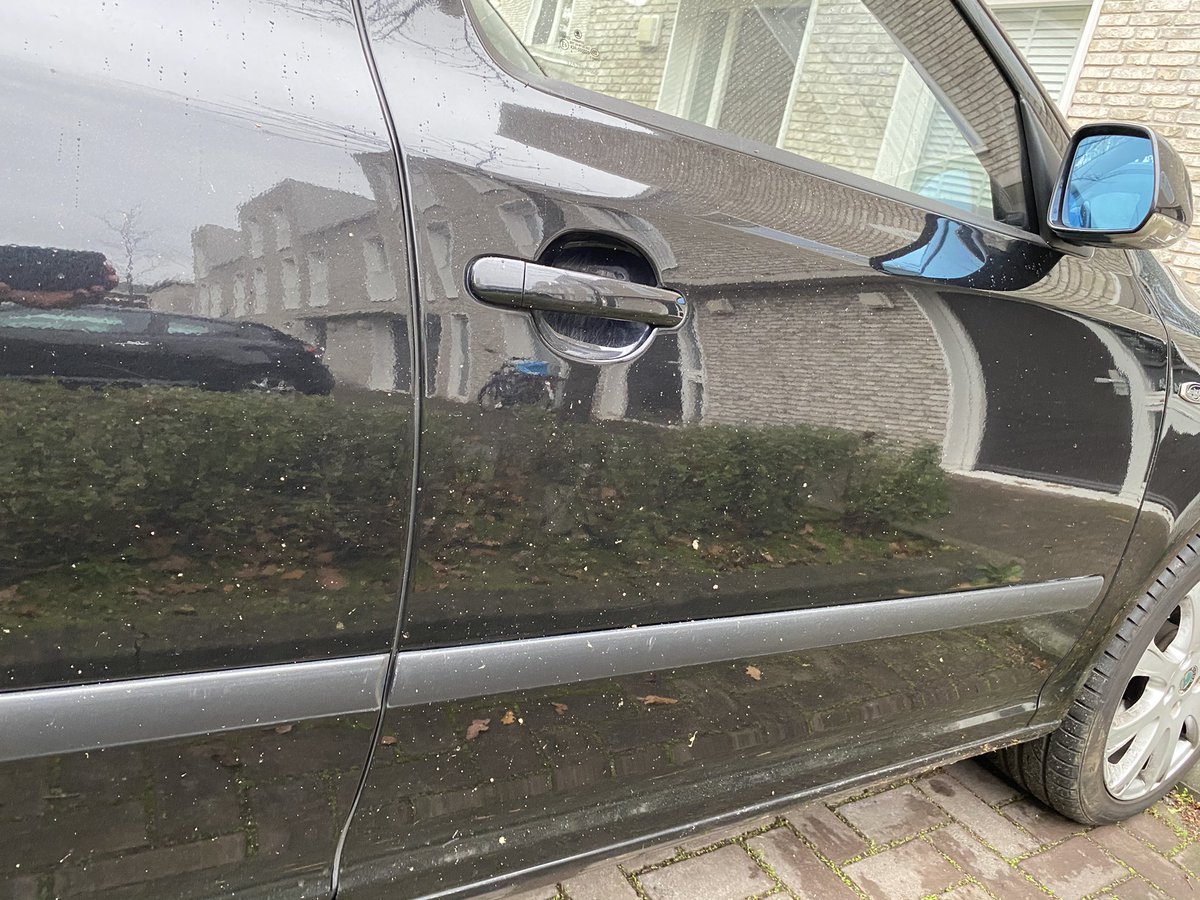 Net deze week de inrit bladvrij gemaakt en de auto gewassen. Blaast de <a href="/gem_Eindhoven/">gemeente Eindhoven</a> een nieuwe lading blaadjes de oprit op tegen de auto. Dit lijkt me niet de bedoeling.