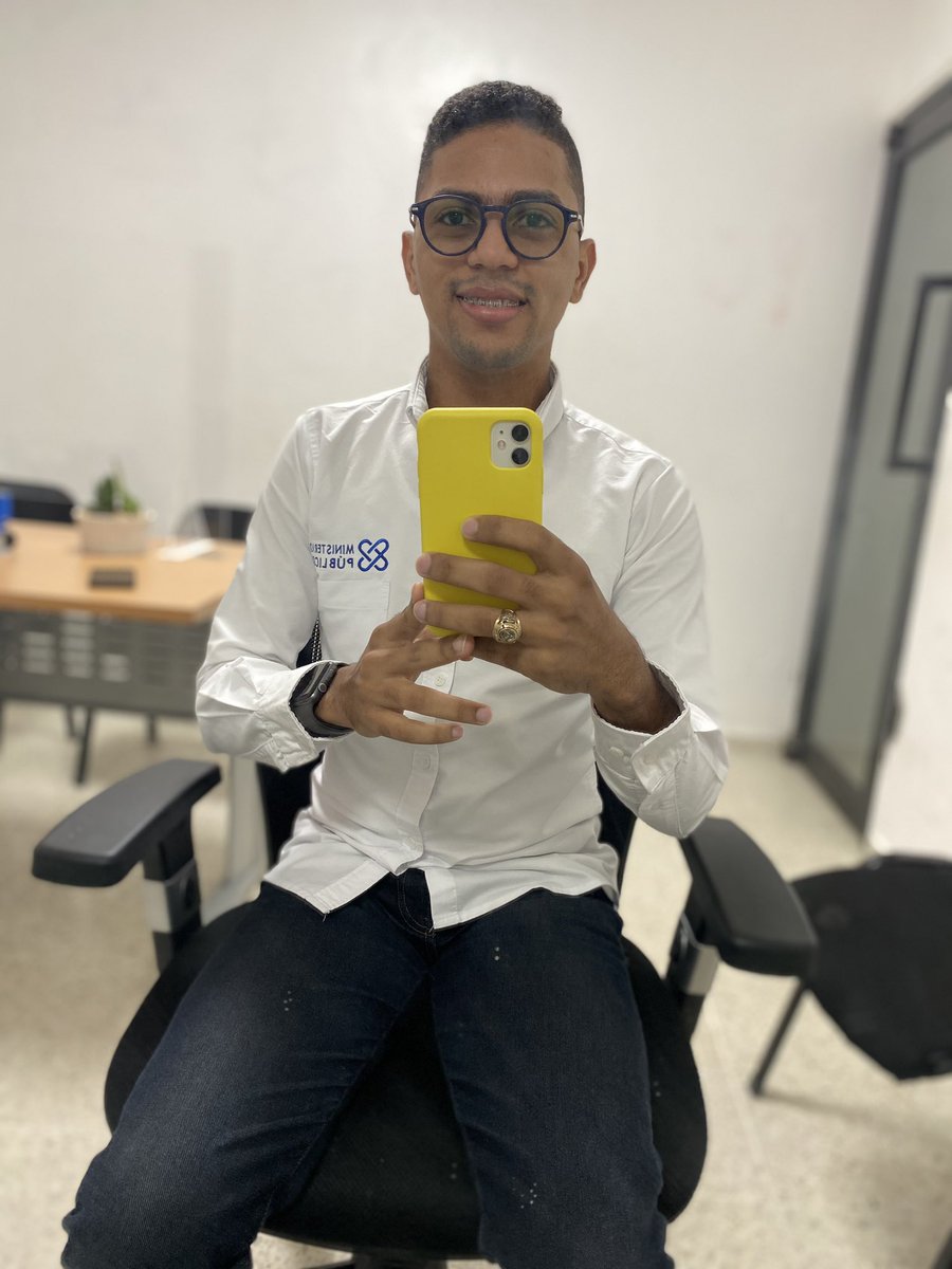 luismartinezO10's tweet photo. Si haces un favor no lo recuerdes, pero si te ayudan, nunca lo olvides. #LovienlaPared 
#FelizViernes ante sala de fin de semana. https://t.co/0DXNdtPphP