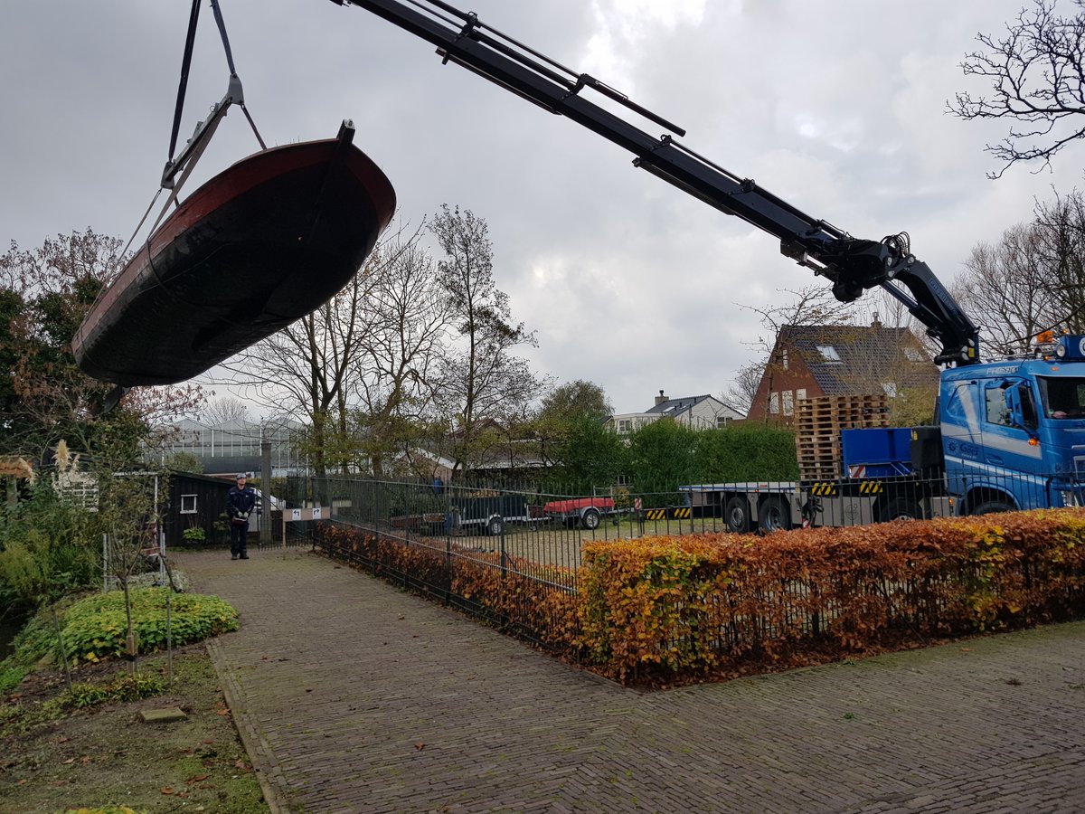 Vanmiddag is onze veilingschuit voor onderhoud uit de sloot gehaald. Dit werd op vakkundige wijze gedaan door bedrijfsvriend Van der Goes Europa. Vanaf nu is de schuit dus te zien in de hoek van onze parkeerplaats, waar vrijwilligers hem de komende maanden onderhoud gaan geven.