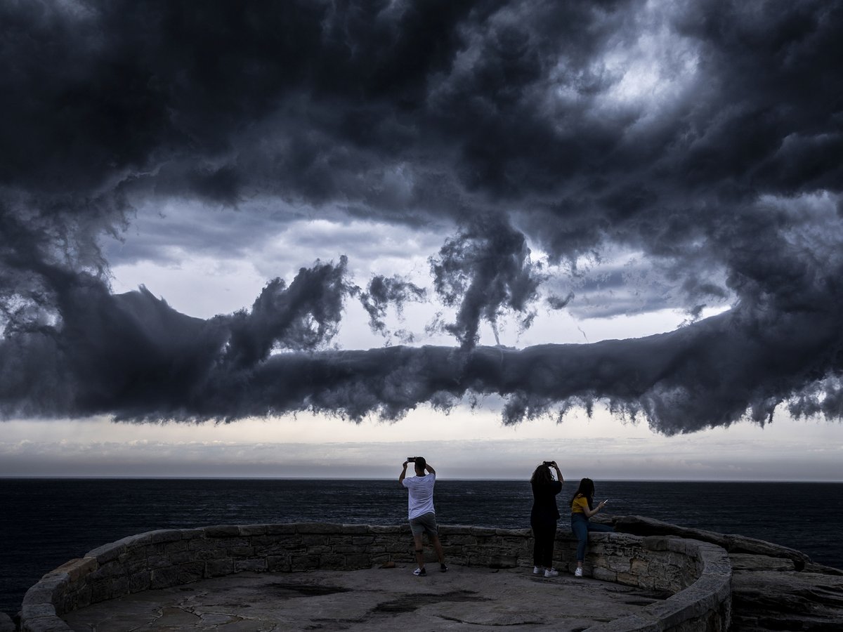 Nuvoloni neri al largo di Bondi Beach e pochi curiosi ad aspettare che il temporale si scateni. E’ l’estate di #Sydney, che il Bureau of Meteorology ha previsto quest’anno particolarmente temporalesca. donnamoderna.com/news/societa/f… @brookmitchell <a href="/DonnaModerna/">Donna Moderna</a>