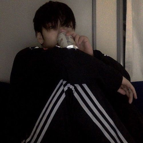 jaylerqz's tweet photo. เที่ยงคืน : เปิดพัดลมจ่อขนาดนี้มึงไม่หนาวเหรอ
ห้าทุ่ม : ไม่ค่อย แล้วมึงกินน้ำอะไรวะ กินด้วยดิ
เที่ยงคืน : ไม่อะ อยากกินก็ไปหยิบเอง
ห้าทุ่ม : วานหยิบให้หน่อยเที่ยง กูเล่นเกมอยู่
เที่ยงคืน : ไม่อะ
ห้าทุ่ม : ไอ้เที่ยง
เที่ยงคืน : ไม่อะ
ห้าทุ่ม : โคตรพ่อโคตรแม่ดื้อ มันจะโดนกูตีเอานะ https://t.co/2eONjoZQyZ