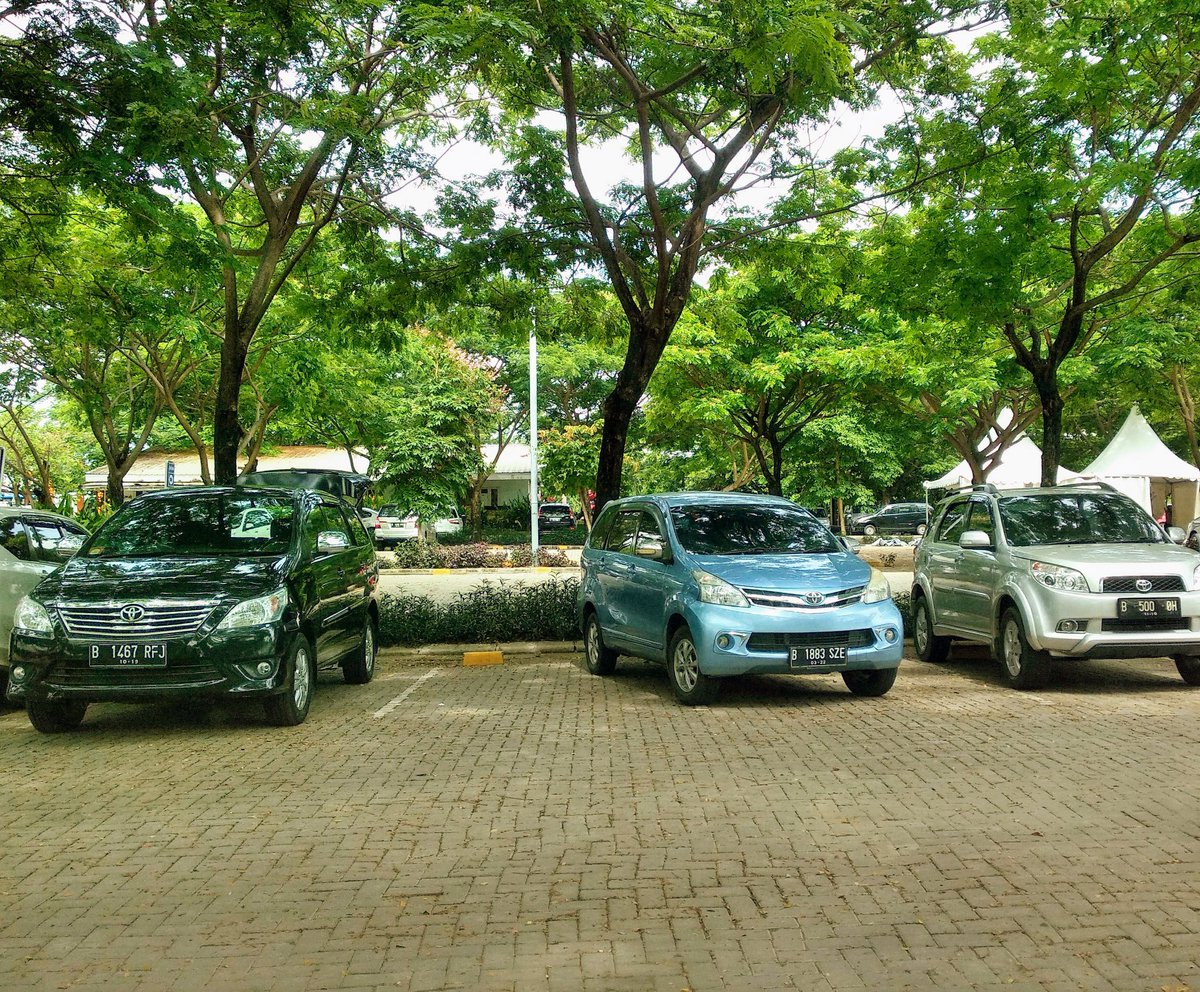 andre_jip's tweet photo. Sebaiknya kalau lagi banyak pikiran &amp; masalah jangan berkendara dulu.
.
Dua slot parkir jadi satu dan miring. https://t.co/Velr6r0umz
