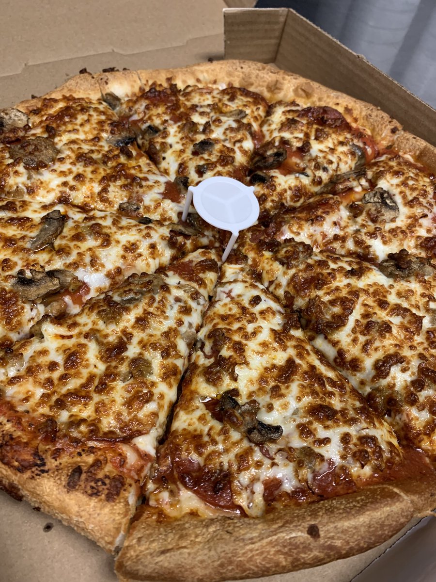 It's #FreePizzaFriday! Hit that RT button for your chance to win a free large one topping pizza from Mister B's! 🍕