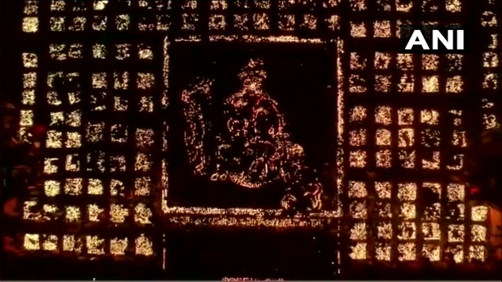 ANINewsUP's tweet image. 'Deepotsav' celebrations in Ayodhya has made it to the Guinness World records for 'the largest display of oil lamps' after 5,84,572 earthen lamps were lit on the banks of river Saryu today.