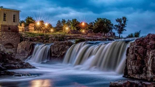 USARediscover's tweet photo. Sioux Falls is the perfect stop for your next road trip. Plan your trip's itinerary with @ExperienceSFSD as they walk you through the dynamic downtown area, rich history, and unforgettable food scene in Sioux Falls. #RediscoverAmerica #ExperienceSiouxFalls https://t.co/fFd1wd8Dch https://t.co/uCflx8E4kq