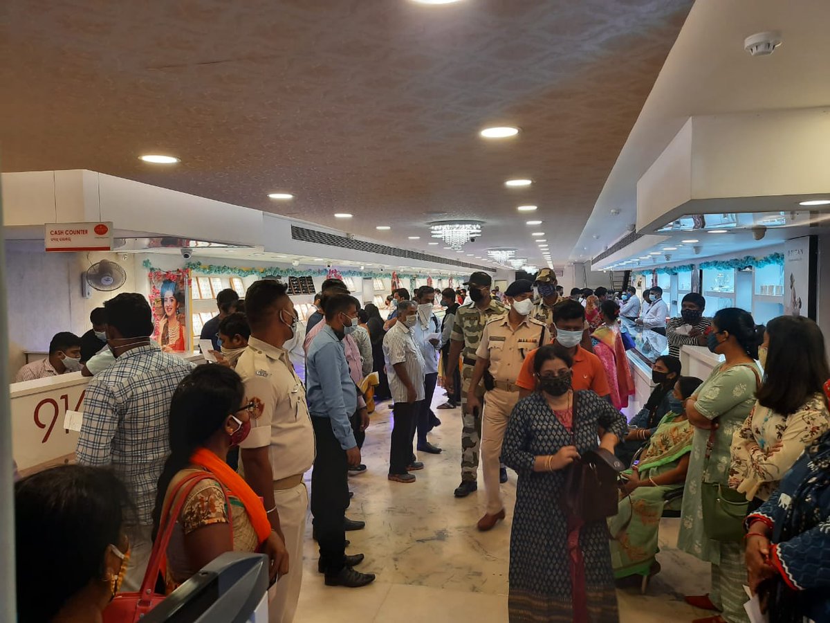 cpbbsrctc's tweet image. #Dhanteras2020. Enforcement of #SocialDistancing by our #Covid19 warriors at Jewellery shops, Bhubaneswar.