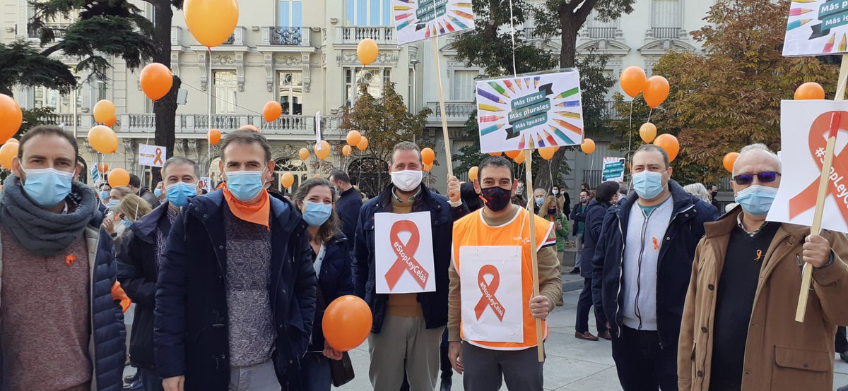 cole_SanViator's tweet photo. Miembros de la comunidad educativa frente al Congreso de los diputados en defensa de un sistema educativo #MasLibre #MasPlural #StopLeyCelaá #somosviatores 🧡 https://t.co/KAcVpTlykF