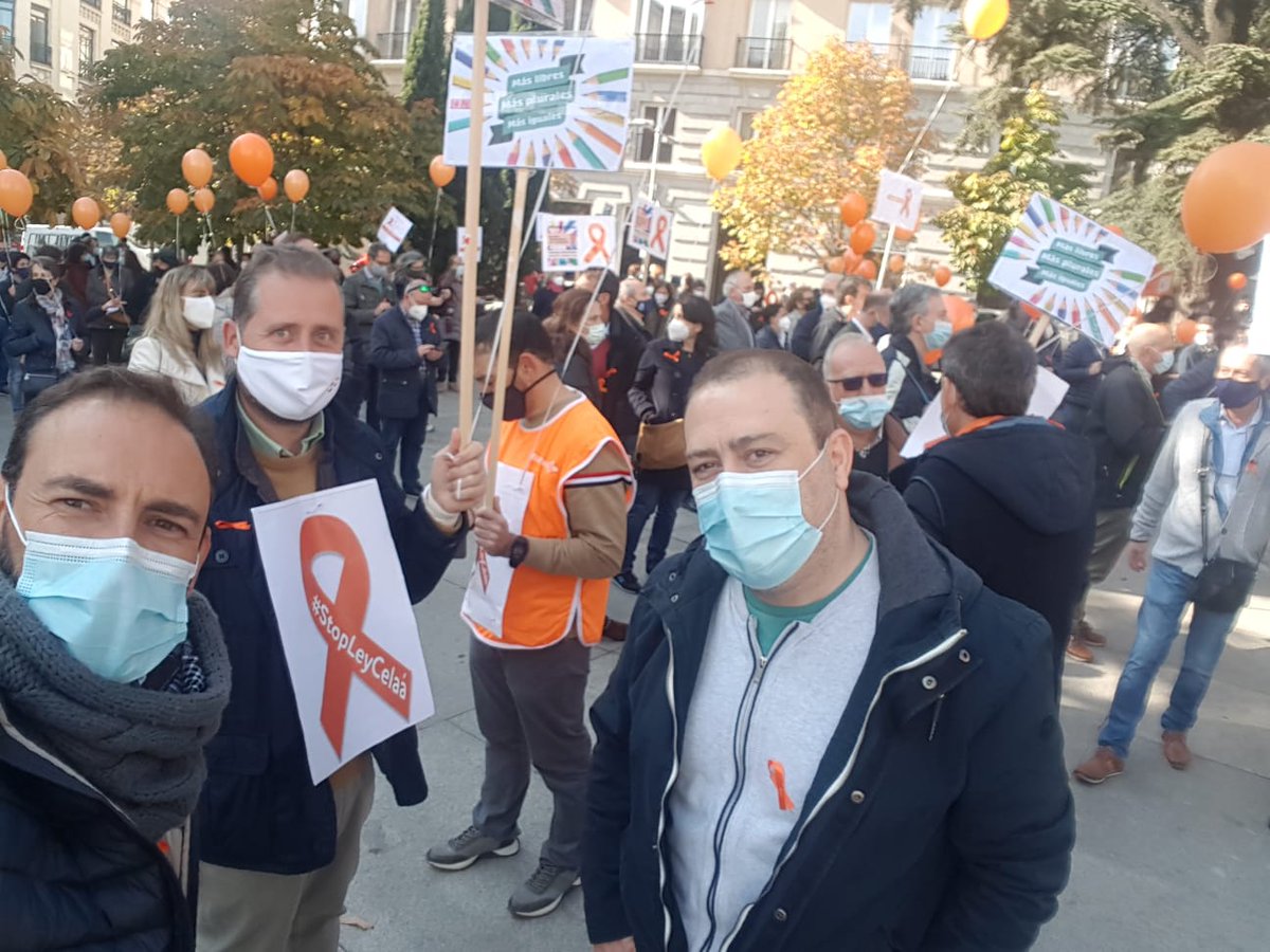 cole_SanViator's tweet photo. Miembros de la comunidad educativa frente al Congreso de los diputados en defensa de un sistema educativo #MasLibre #MasPlural #StopLeyCelaá #somosviatores 🧡 https://t.co/KAcVpTlykF