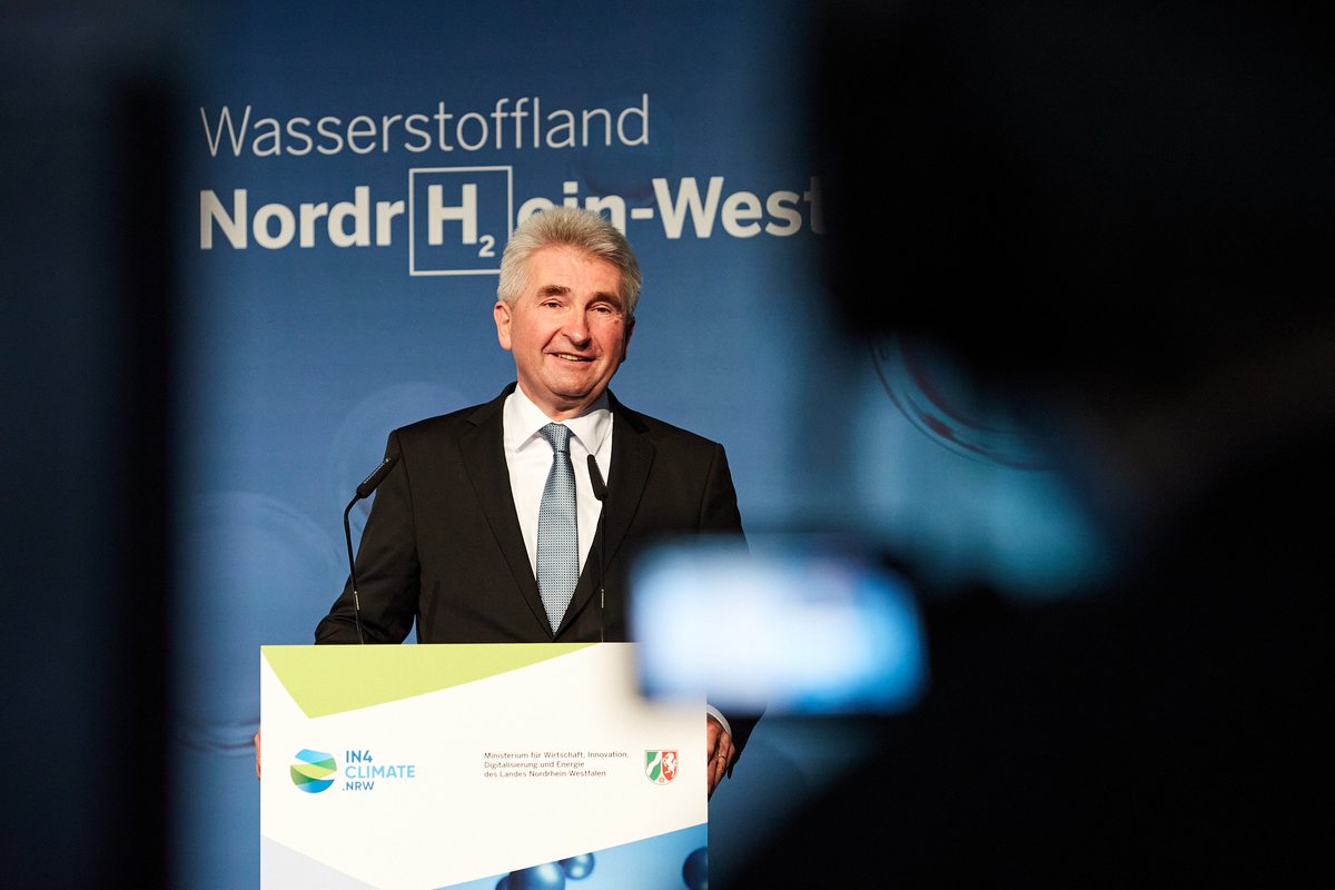 IN4climateNRW's tweet photo. 📷Bilder von der Vorstellung der #H2Roadmap #NRW sind nun online zu finden: 
https://t.co/BfUY3O033h
Die Livestreamaufzeichnung noch bis Anfang kommender Woche auf der #IN4climate.NRW-Seite: https://t.co/j6qE0MR90R 
Danach in unserem YouTube-Kanal: https://t.co/JPJcKT3u5O
#H2 https://t.co/vJIy7BS5h5