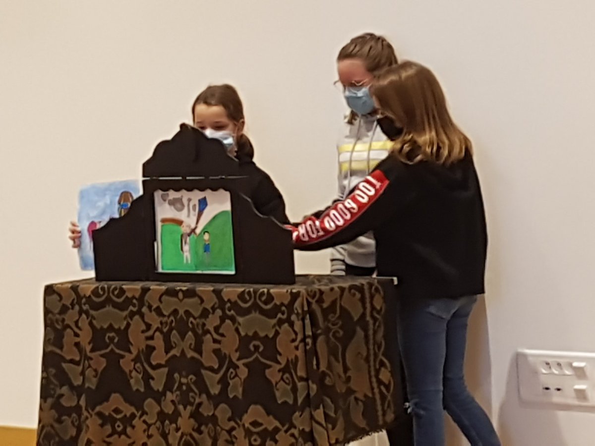 Merci à Natasha MATTENET Le kamishibai est un genre narratif japonais, sorte de théâtre ambulant où des artistes racontent des histoires en faisant défiler des illustrations devant les spectateurs.