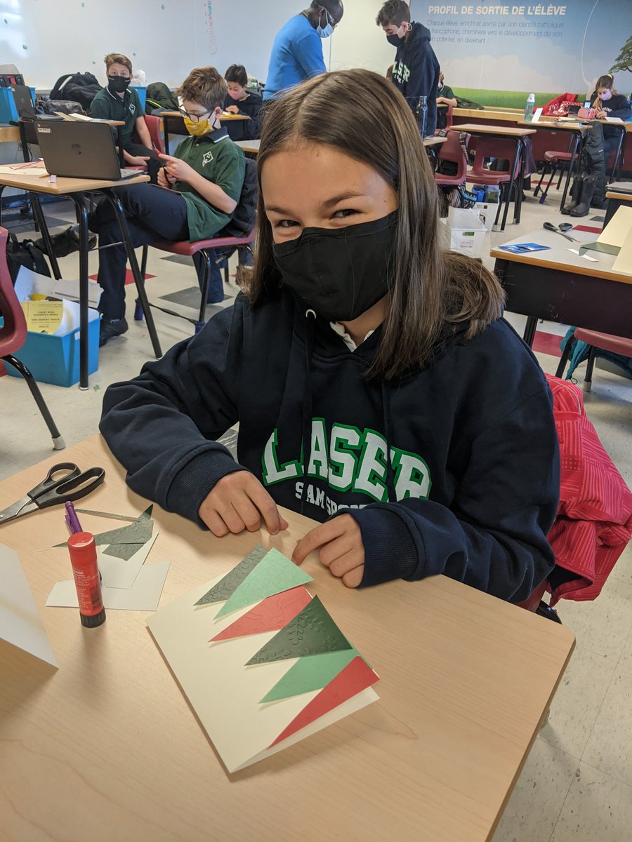 CcSamuelGenest's tweet photo. Ce matin, des cartes de Noël🎄 pour les personnes âgées de la communauté sont créées par les élèves du Pavillon. Quel beau geste en cette journée internationale de la gentillesse! 💞 L'esprit de Noël est dans l'air. ❄️ #SAMFierte https://t.co/QyeIhazlNR