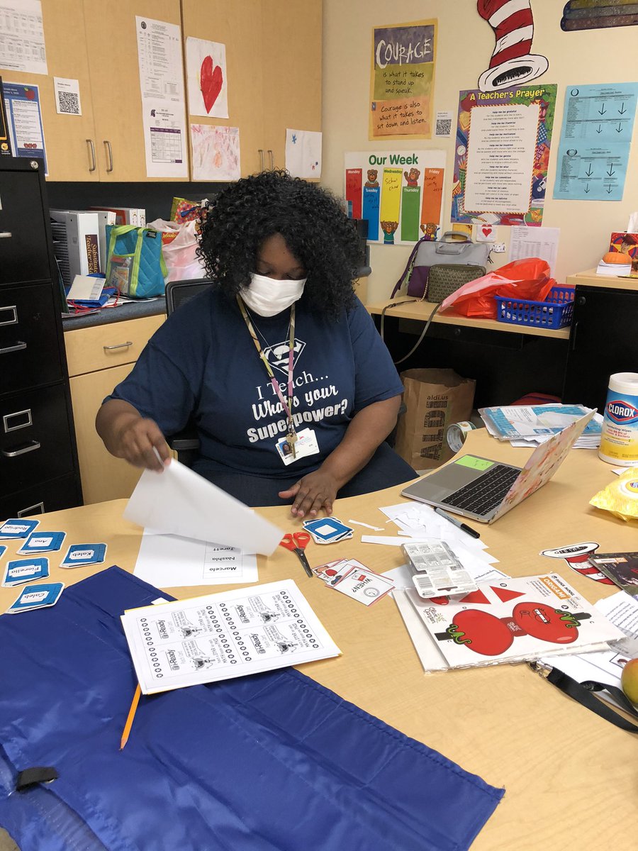 RECSTapestry's tweet photo. Teacherβs are wearing blue in observance of World Diabetes Day! @RECSTapestry #titanpride #collegeandcareerready #winwithwellness #diabetes https://t.co/p6UjT9Z9HF