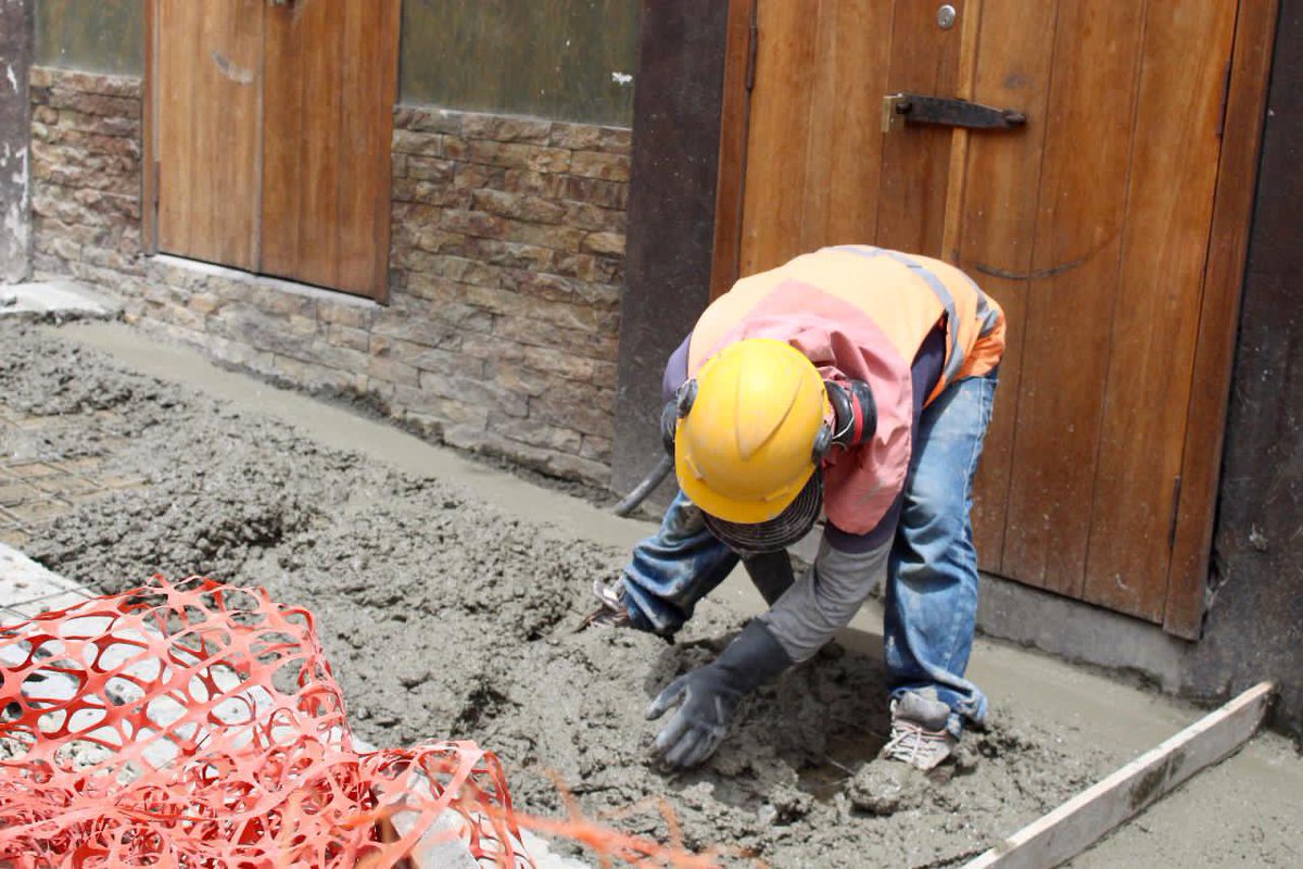 pedropalaciosu's tweet photo. Todos los días los servidores de @OOPPCuenca trabajan en el mantenimiento vial y de espacios públicos. 

En este caso en la reconstrucción de veredas de la calle Presidente Córdova, una labor para resaltar y que mejora la calidad de vida de los cuencanos. 

#CuencaUnida https://t.co/MtYJAznKuo