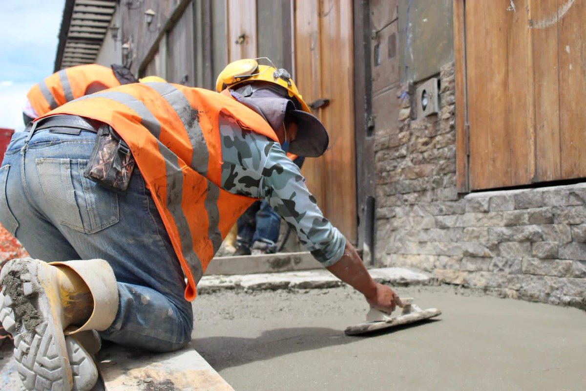 pedropalaciosu's tweet photo. Todos los días los servidores de @OOPPCuenca trabajan en el mantenimiento vial y de espacios públicos. 

En este caso en la reconstrucción de veredas de la calle Presidente Córdova, una labor para resaltar y que mejora la calidad de vida de los cuencanos. 

#CuencaUnida https://t.co/MtYJAznKuo