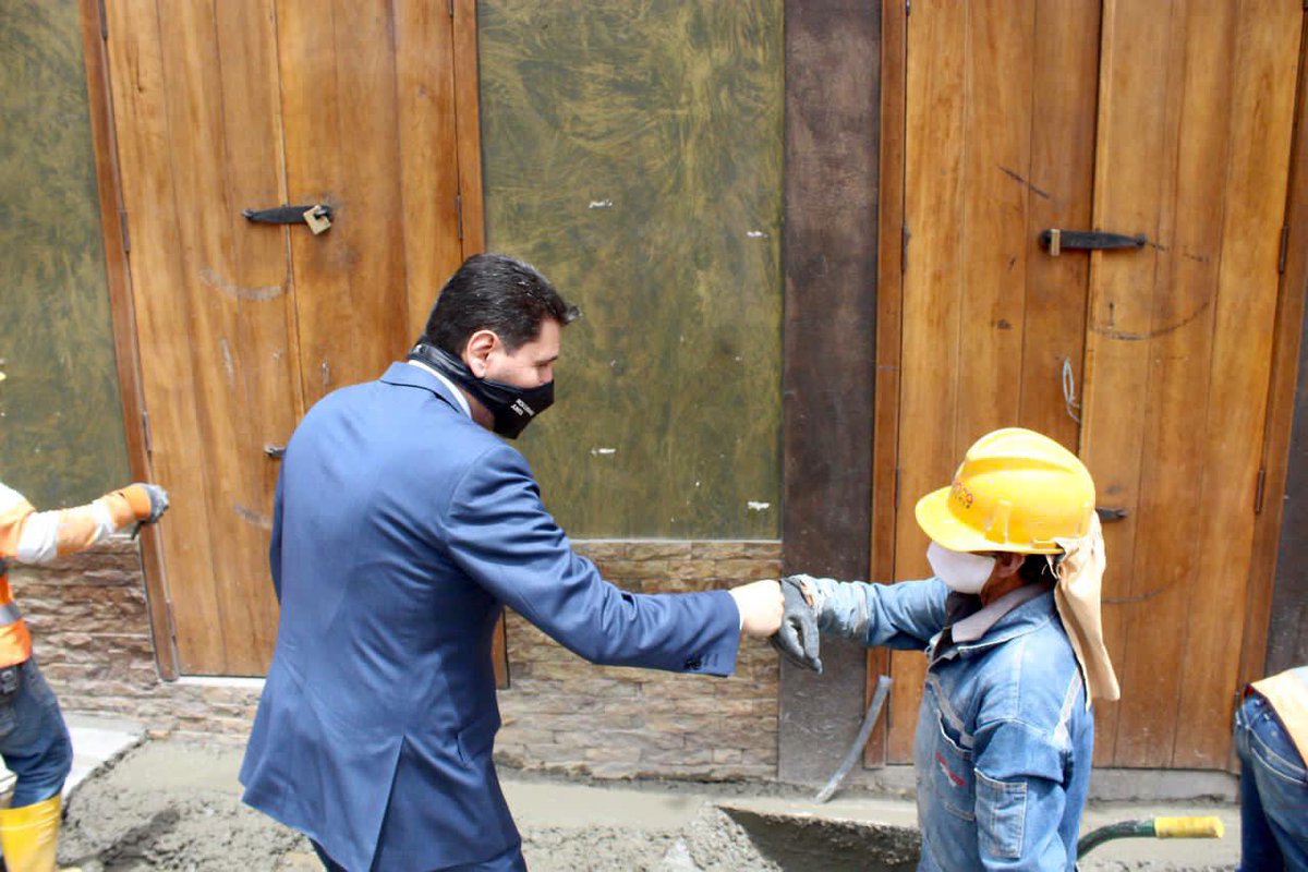 pedropalaciosu's tweet photo. Todos los días los servidores de @OOPPCuenca trabajan en el mantenimiento vial y de espacios públicos. 

En este caso en la reconstrucción de veredas de la calle Presidente Córdova, una labor para resaltar y que mejora la calidad de vida de los cuencanos. 

#CuencaUnida https://t.co/MtYJAznKuo