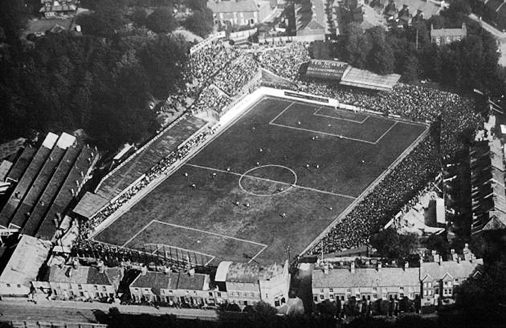 paul_gtastic's tweet photo. The Nest, Norwich City's home from 1908 to 1935. It's the ground I would head straight to if I could time travel! Built in an old chalk pit, terraces and stands were squeezed in wherever space allowed. Now covered by housing, the uppermost terraces remain, covered by undergrowth. https://t.co/WT5QE0PEQK