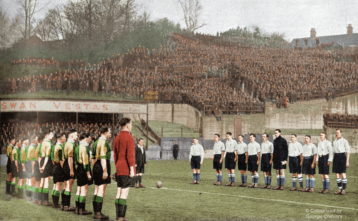 paul_gtastic's tweet photo. The Nest, Norwich City's home from 1908 to 1935. It's the ground I would head straight to if I could time travel! Built in an old chalk pit, terraces and stands were squeezed in wherever space allowed. Now covered by housing, the uppermost terraces remain, covered by undergrowth. https://t.co/WT5QE0PEQK