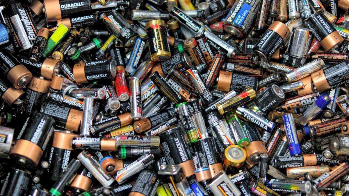 catalogo1075's tweet photo. ¿Es el momento de cambiar las pilas? En @catalogo1075 no solo explicaremos el uso de las energías cotidianas, sino también de aquellas que son renovables y llegaron para quedarse.
A partir de las 12 #UnaPilaDeVida en los #BackToBasics de @catalogo1075, por @radioulaplata https://t.co/gcedT6SXfF
