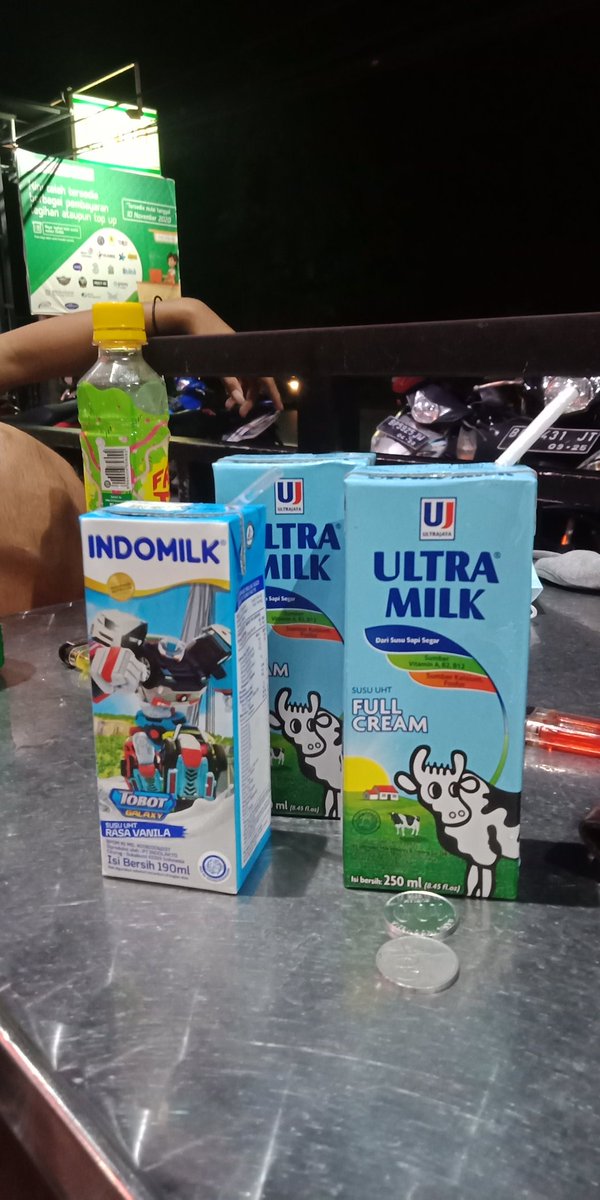 Fakhriiann's tweet photo. Nongkrong minum kopi 🚫
Nongkrong minum susu☑️ https://t.co/c4YXktj3YK