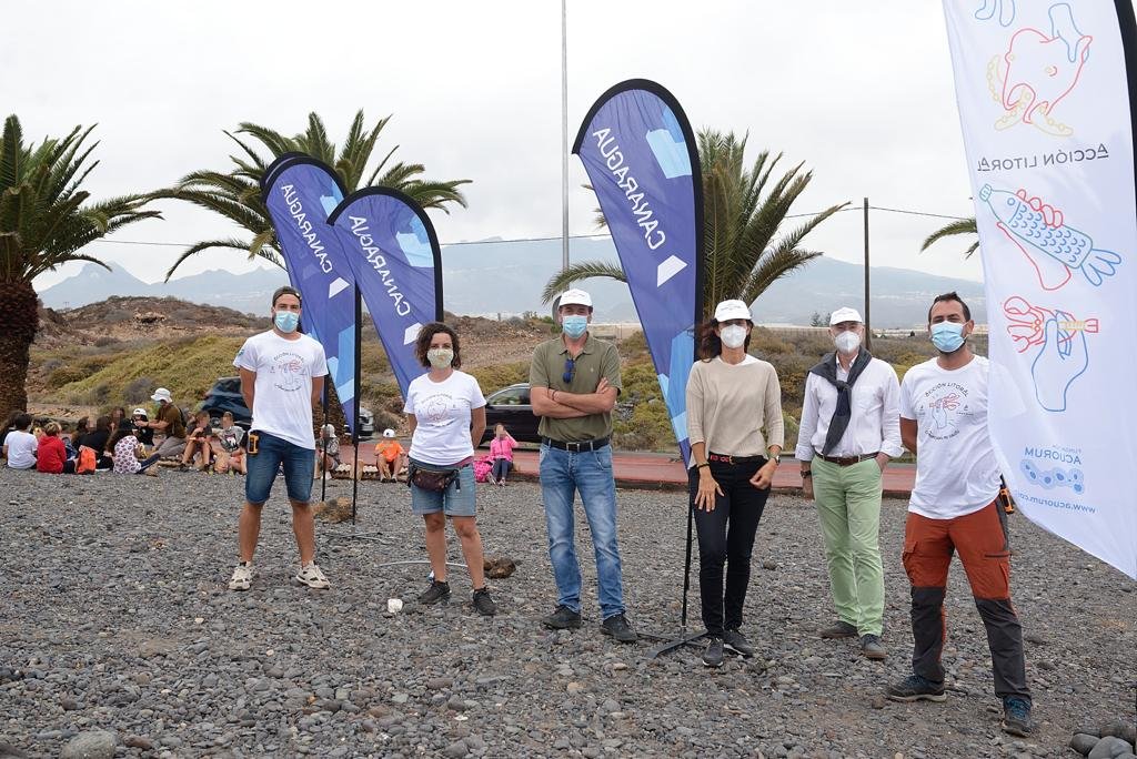 Canaragua's tweet photo. Colaboramos con @Acuorum en #AcciónLitoral en #LasGalletas, una actividad para concienciar sobre la contaminación marina 🌊y la importancia de la conservación del litoral en #Arona 🌅 Participaron más de 70 a alumn@s de primaria. https://t.co/gVhIbg7roh