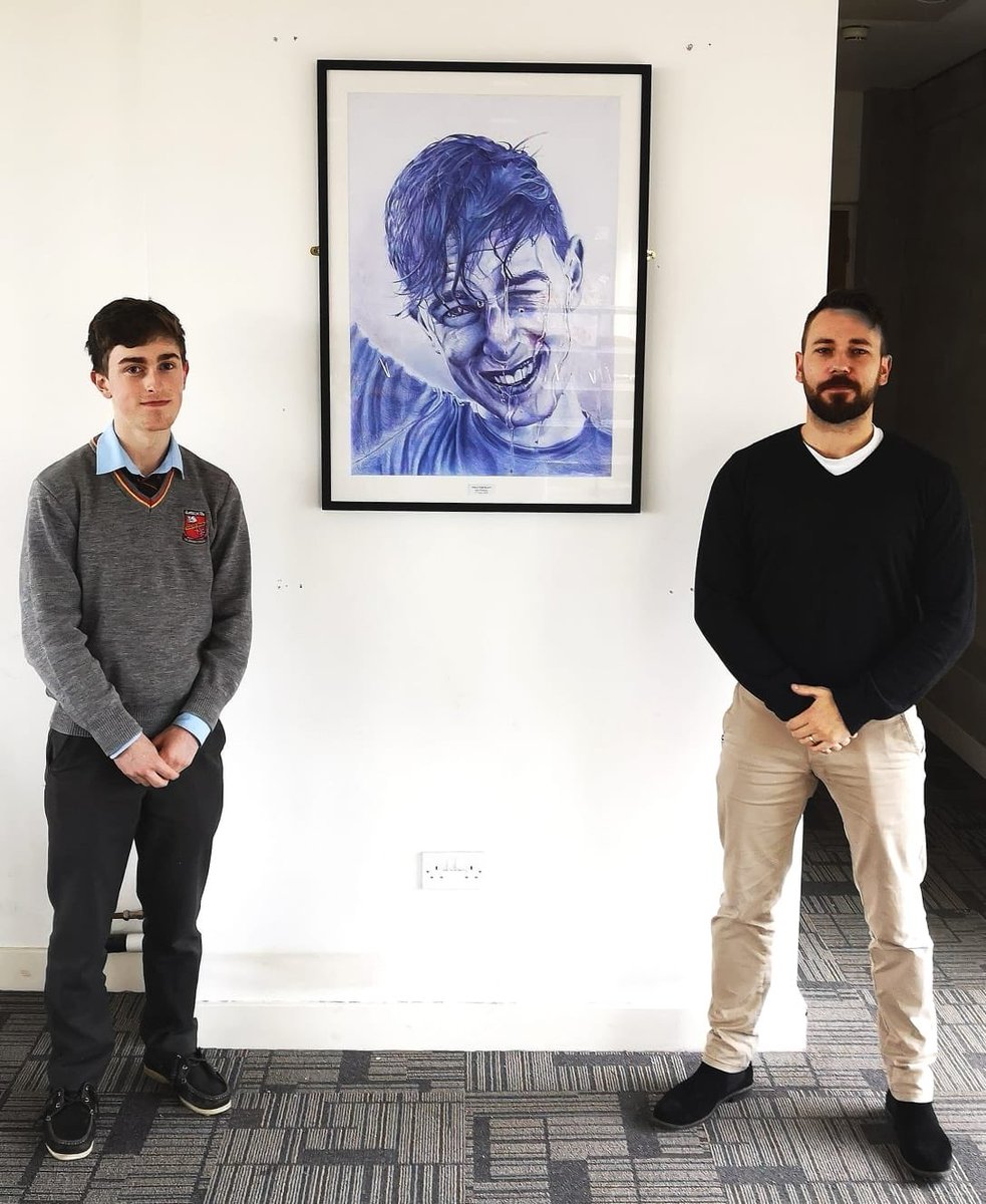 ArdscoilRisLimk's tweet photo. 6th Yr Dan Killackey presenting the school with his remarkable self-portrait, pictured with his Art teacher Mr. Harrison &amp; Principal Mr. Prendergast. Dan also won a 2020 #TexacoChildrensArt Special Merit Award in the Senior Category for another portrait of his gran aunt Margaret https://t.co/qEPVJSfr3n
