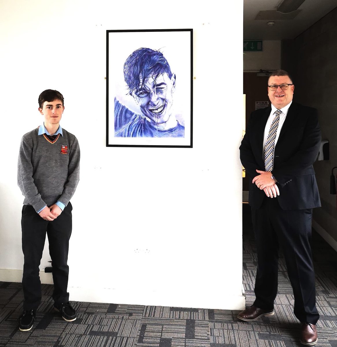 ArdscoilRisLimk's tweet photo. 6th Yr Dan Killackey presenting the school with his remarkable self-portrait, pictured with his Art teacher Mr. Harrison &amp; Principal Mr. Prendergast. Dan also won a 2020 #TexacoChildrensArt Special Merit Award in the Senior Category for another portrait of his gran aunt Margaret https://t.co/qEPVJSfr3n