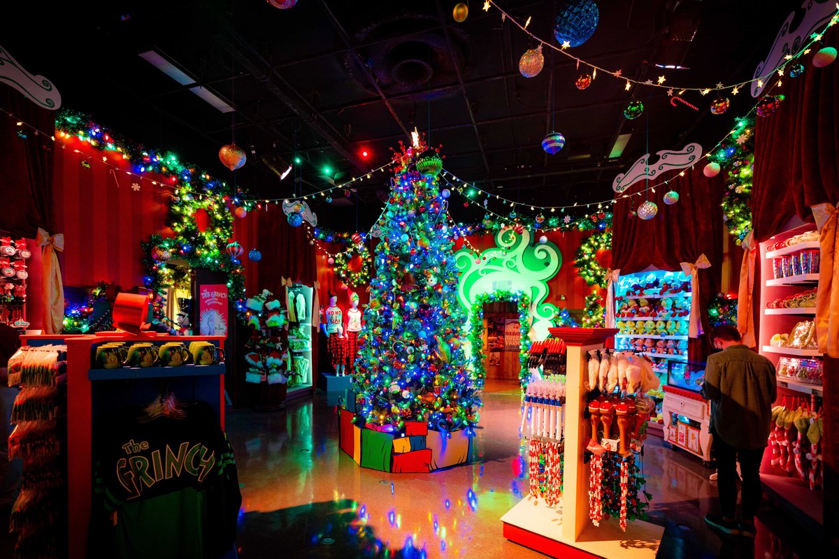 OrlandoInformer's tweet photo. NOW OPEN: enjoy a peek inside Universal's first-ever Holiday Tribute Store, with rooms themed after "Harry Potter," "The Grinch," and more. 😍 https://t.co/lWlAvRyvf5