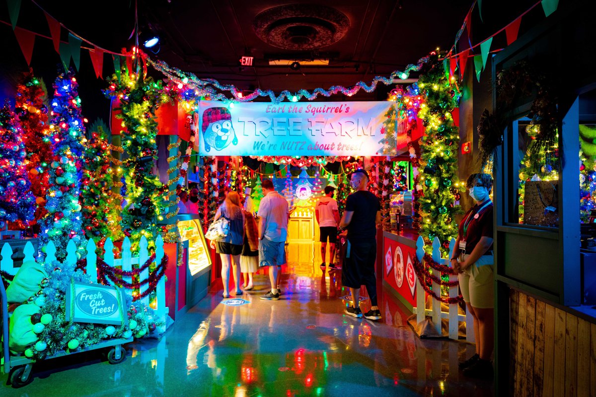 OrlandoInformer's tweet photo. NOW OPEN: enjoy a peek inside Universal's first-ever Holiday Tribute Store, with rooms themed after "Harry Potter," "The Grinch," and more. 😍 https://t.co/lWlAvRyvf5