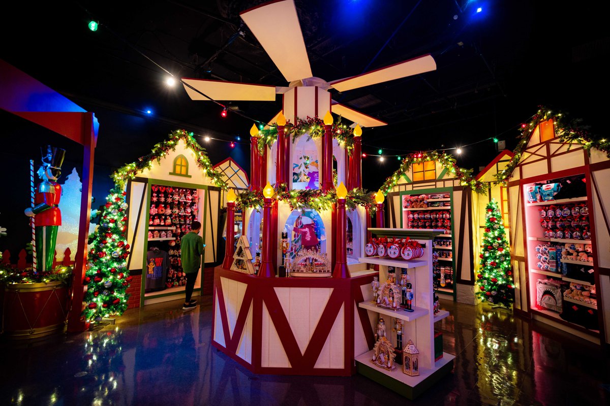 OrlandoInformer's tweet photo. NOW OPEN: enjoy a peek inside Universal's first-ever Holiday Tribute Store, with rooms themed after "Harry Potter," "The Grinch," and more. 😍 https://t.co/lWlAvRyvf5