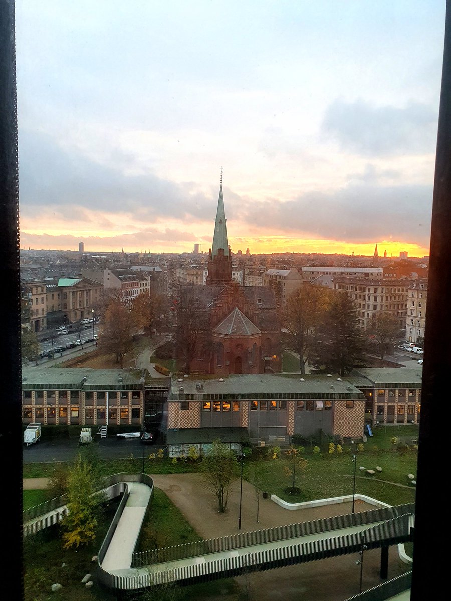 froberts94's tweet image. Pretty sunset from the lab today @Metabolcenter #sciencewithaview