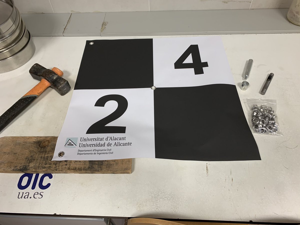 luisbanon's tweet photo. Preparando con @jipagan_ las nuevas “dianas” de precisión para materializar los GCP que empleamos en los levantamientos fotogramétricos con los que monitorizamos la evolución de las playas alicantinas empleando #drones en el @dic_ua #labsIC #TIC #investigación #innovación https://t.co/7FkHtW1ubl