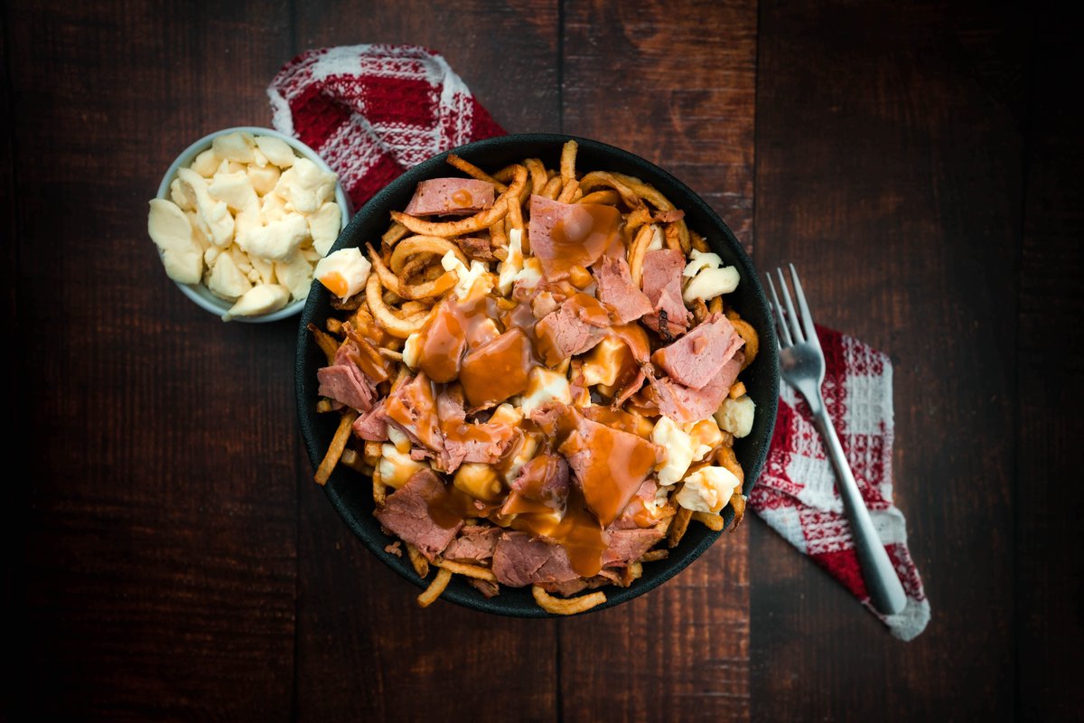 Hand cut fries, traditional fresh Quebec cheese curds, smothered with our homemade gravy.
______
Frites coupées à la main et fromage en grains traditionnel du Québec nappés de notre sauce maison.

#RockNDeli #Poutine