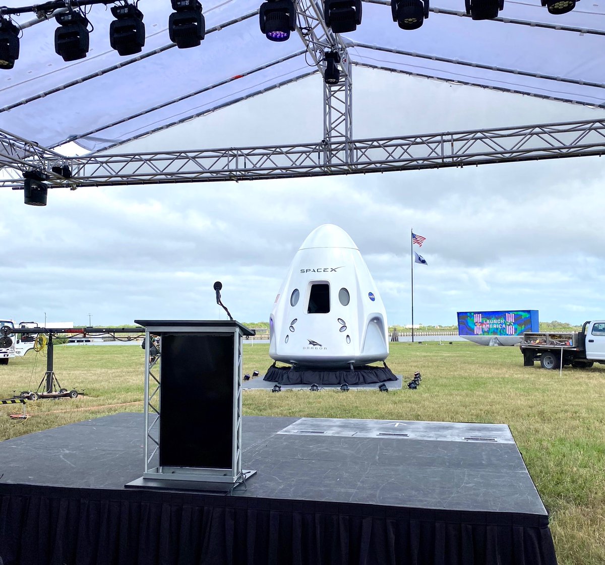 ken_kremer's tweet photo. Awaiting #soscex  #crew1 briefing w @JimBridenstine @NASAKennedy https://t.co/SKdWvc88H8