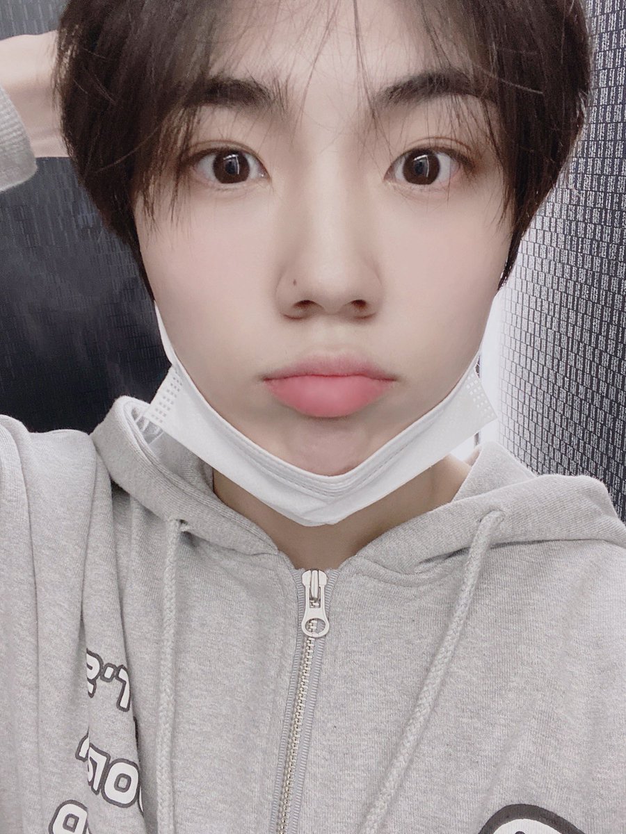 CRAVITY_twt's tweet photo. 러비티 굿나잇!! 알라뷰💕 #성민 #알라뷰 https://t.co/ZaPpi4Go3K