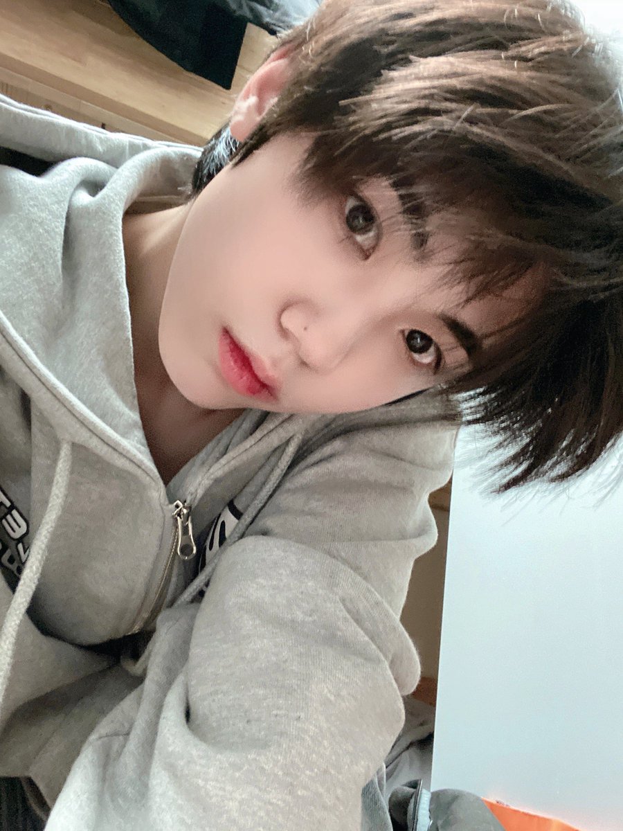CRAVITY_twt's tweet photo. 러비티 굿나잇!! 알라뷰💕 #성민 #알라뷰 https://t.co/ZaPpi4Go3K