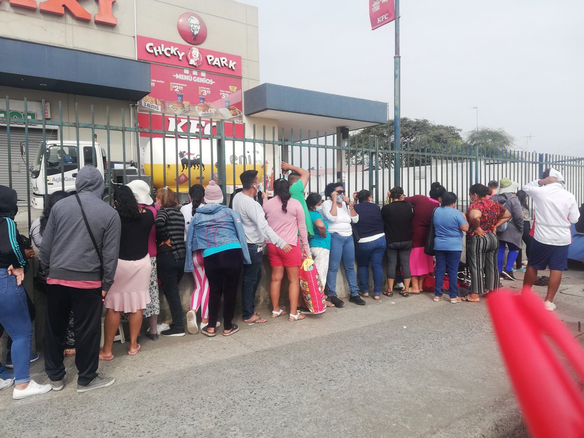 testigomovil's tweet photo. Apretados entre sí, unos 150 ciudadanos aguardan afuera del #ParqueCalifornia la apertura de la bodega de un supermercado, por la oferta de productos a precios de remate. Vía @a_villon  https://t.co/RnNs9v6ZZ5 Atención @alcaldiagye