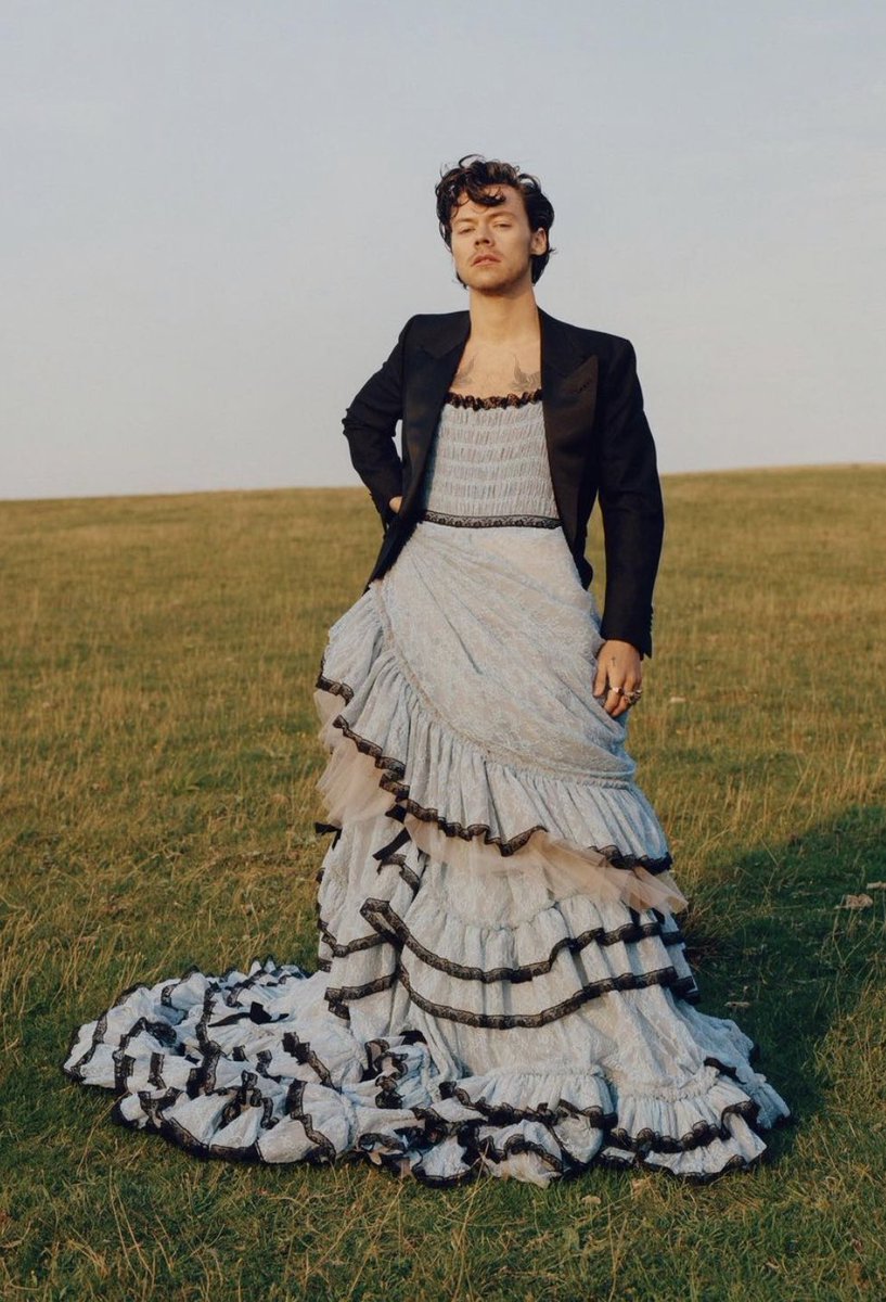 alan_estrada's tweet photo. Harry Styles es la mamada. El vato sacudiendo las masculinidades frágiles y desafiando las identidades de género. Primer hombre en la portada de Vogue. Qué chingonería. https://t.co/M6hFCAJcms