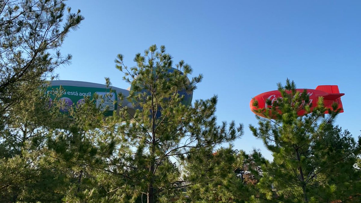 christiancruzmx's tweet photo. Este año el @FIGLeon se desarrolla en un formato distinto, se extrañan las risas y la alegría de nuestra gente, pero sabemos que #UnidosSaldremosAdelante y pronto volveremos a disfrutar juntos de este maravilloso espectáculo de color en el cielo de #León https://t.co/5eFbITzkcY