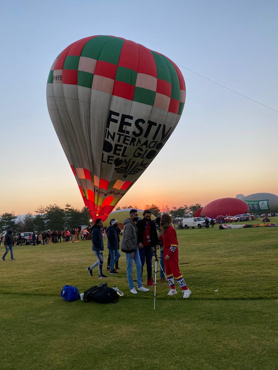 christiancruzmx's tweet photo. Este año el @FIGLeon se desarrolla en un formato distinto, se extrañan las risas y la alegría de nuestra gente, pero sabemos que #UnidosSaldremosAdelante y pronto volveremos a disfrutar juntos de este maravilloso espectáculo de color en el cielo de #León https://t.co/5eFbITzkcY