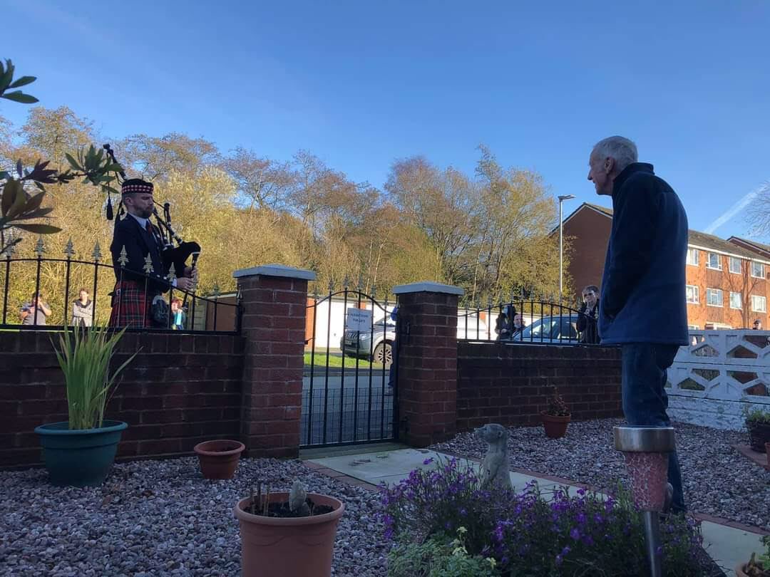 Here’s Ed representing The Piping Experience at a surprise 80th birthday in Wigan, Manchester. Well played Ed! Client very happy. Come join The Piping Experience community here: thepipingexperience.com/join-the-clan
#bagpipes #thepipingexperience #piperforhire #hireapiper #birthday #wigan