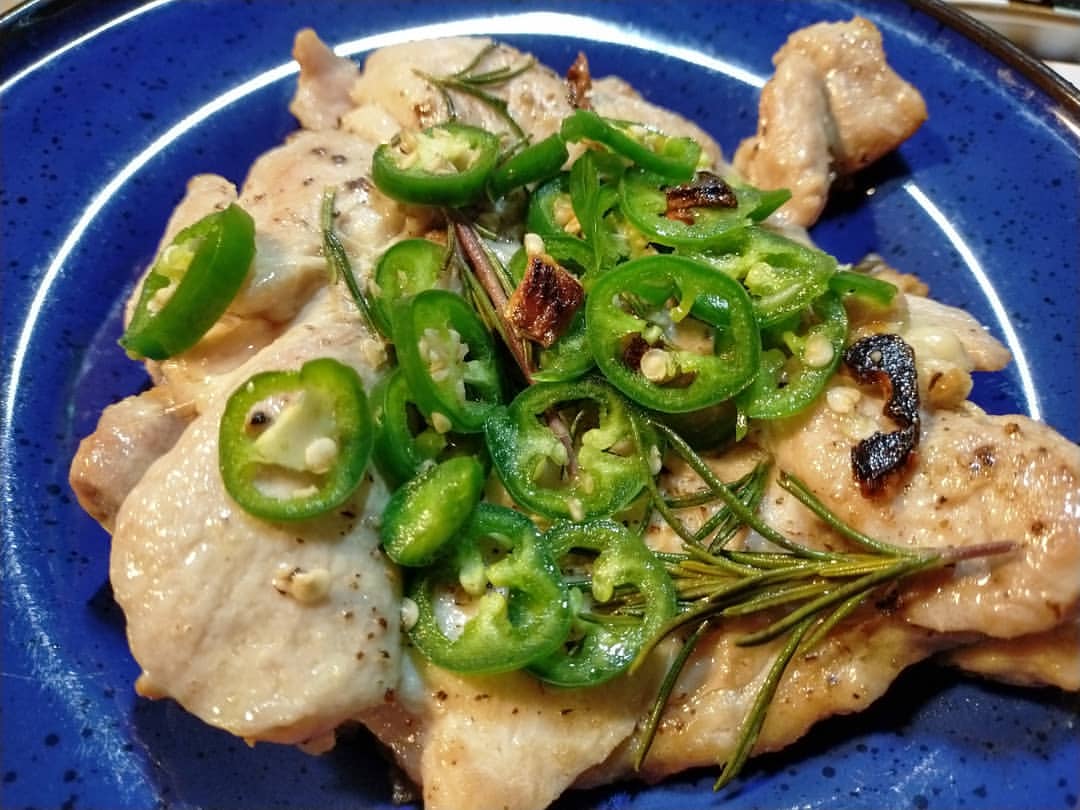 𝗰𝗵𝗮𝗽𝗽𝗶𝗲 安かった鶏もも肉 ブラジル に塩コショウして にんにくとローズマリーでソテー 最後に刻んだ 生ハラペーニョスライスとレモン果汁をかけたやつ 晩酌開始 鶏肉 鶏もも肉 ソテー ハラペーニョ ローズマリー にんにく つまみ 晩酌