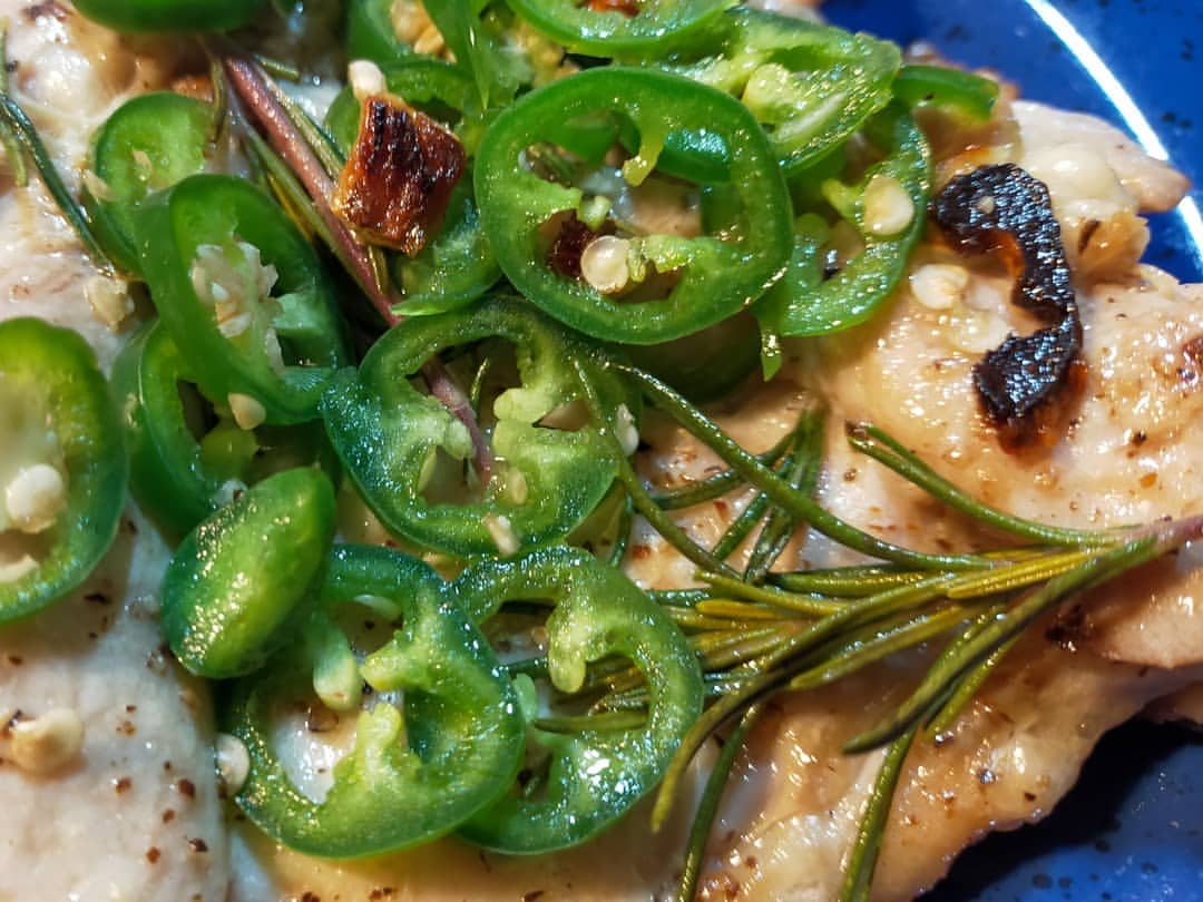 𝗰𝗵𝗮𝗽𝗽𝗶𝗲 安かった鶏もも肉 ブラジル に塩コショウして にんにくとローズマリーでソテー 最後に刻んだ 生ハラペーニョスライスとレモン果汁をかけたやつ 晩酌開始 鶏肉 鶏もも肉 ソテー ハラペーニョ ローズマリー にんにく つまみ 晩酌