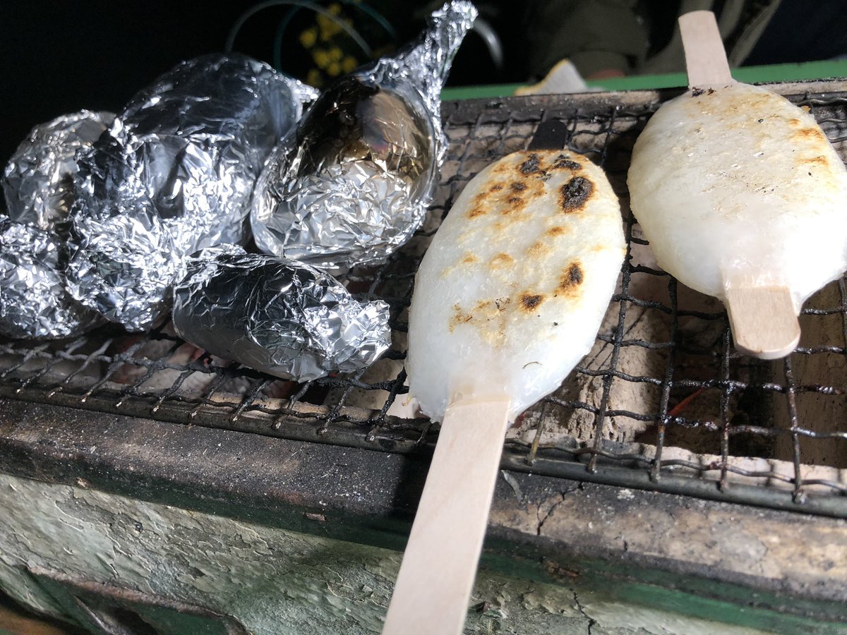okameanne's tweet photo. またやってしまった…😅
お土産で五平餅をもらったからついつい焼きいももしてしまった🍠

なんだかしらんけど、ブンブンブンブン夏でもないのにうるさいのがたまにキズである🏍🏍🏍🏍🏍

#BBQ
#七輪活用法 https://t.co/NCOOdwmOUC